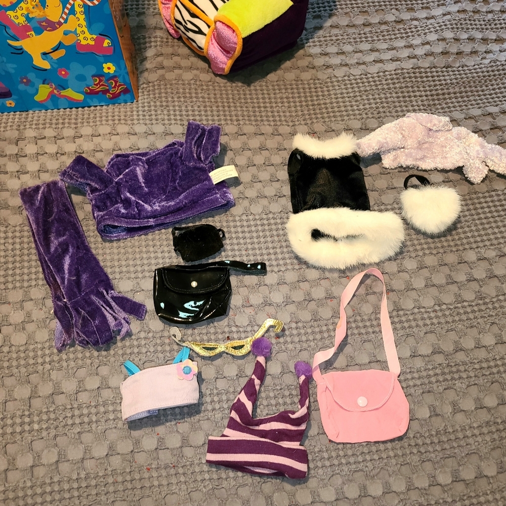 4 Groovy Girl Dolls, Furniture, Carring Case, Clothes. 1 Gymboree Doll. - Picture 5 of 11